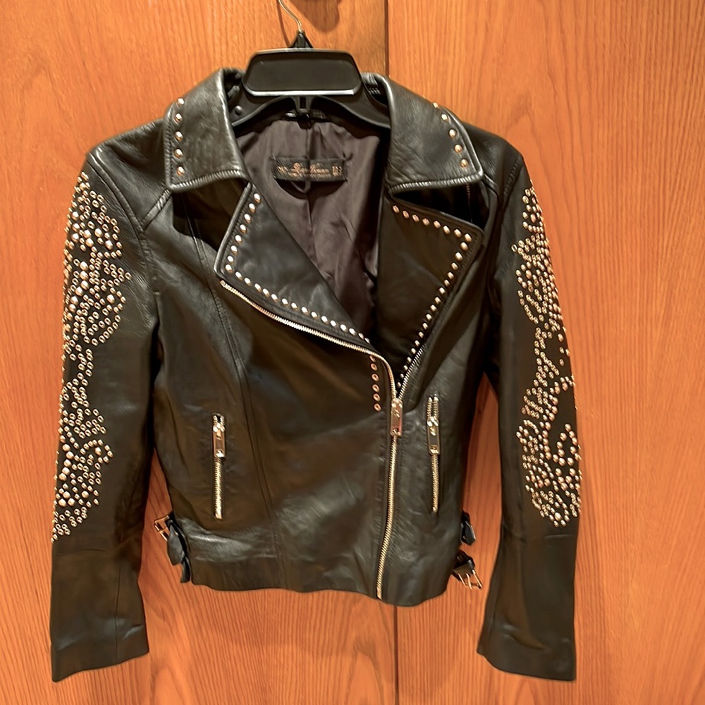 Fitted biker leather jacket. Two zip from pockets. Fully lined